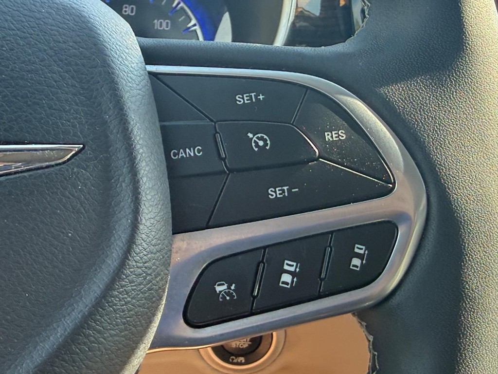 Chrysler Pacifica Vehicle Full-screen Gallery Image 16