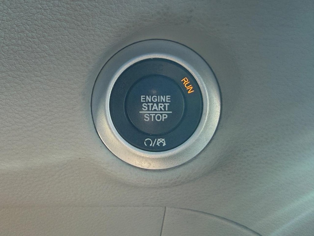 Chrysler Pacifica Vehicle Full-screen Gallery Image 17