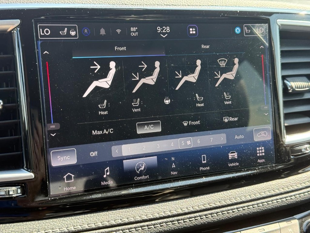 Chrysler Pacifica Vehicle Full-screen Gallery Image 19