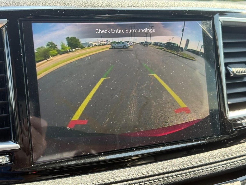 Chrysler Pacifica Vehicle Full-screen Gallery Image 20