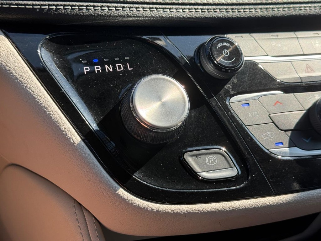 Chrysler Pacifica Vehicle Full-screen Gallery Image 21