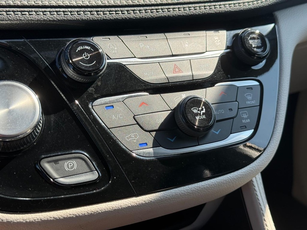 Chrysler Pacifica Vehicle Full-screen Gallery Image 22