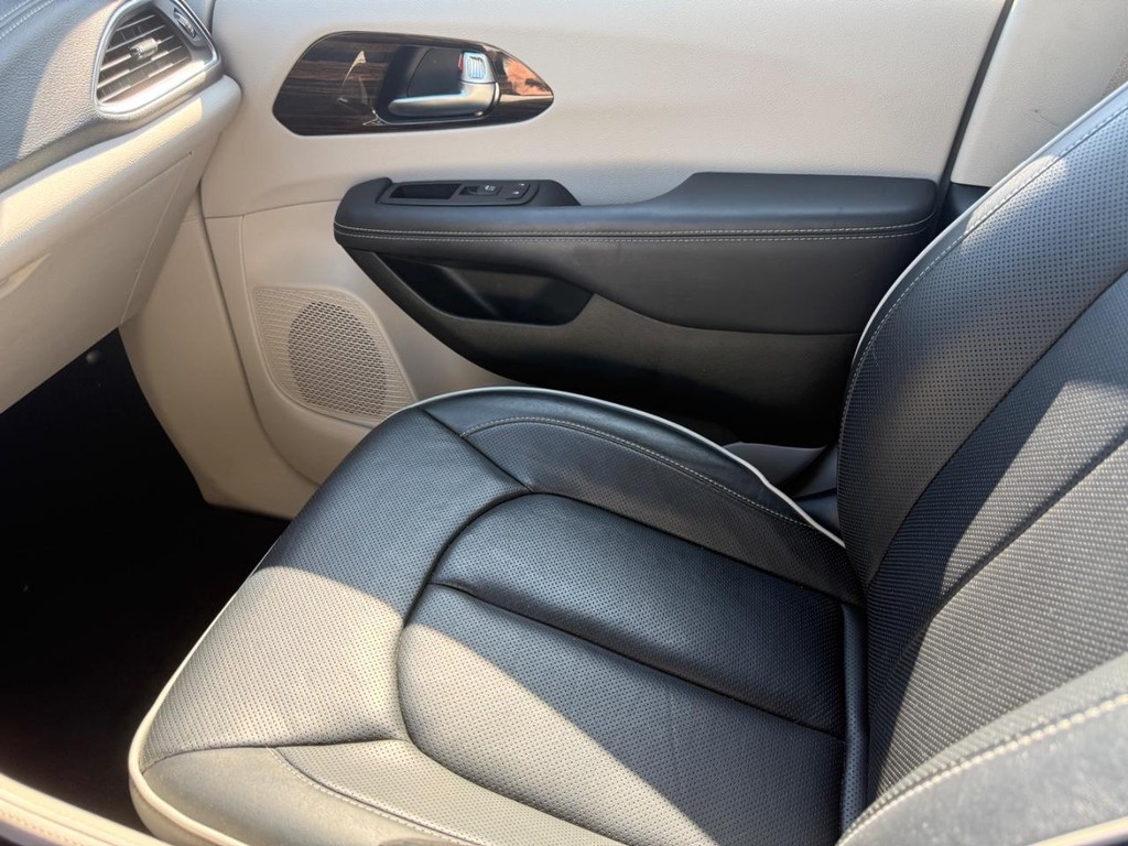 Chrysler Pacifica Vehicle Full-screen Gallery Image 23