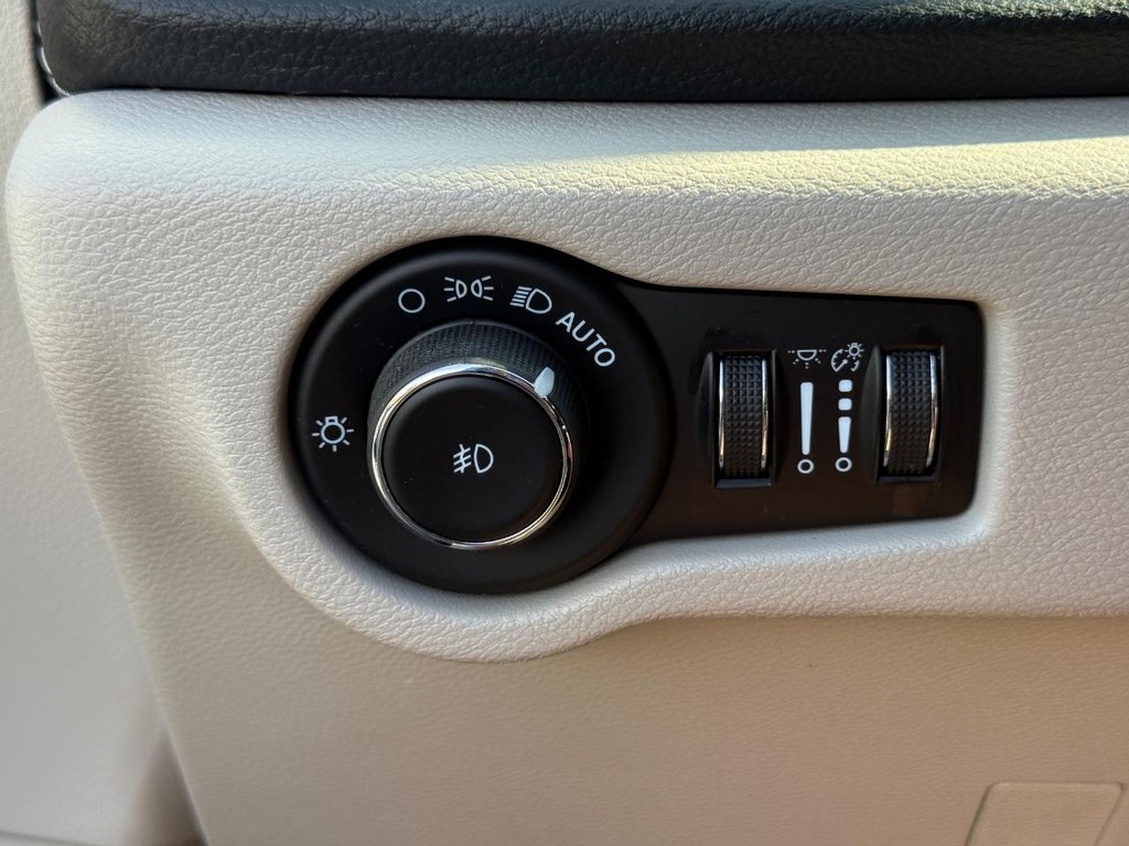 Chrysler Pacifica Vehicle Full-screen Gallery Image 25