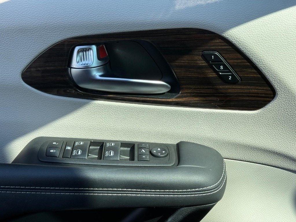 Chrysler Pacifica Vehicle Full-screen Gallery Image 26