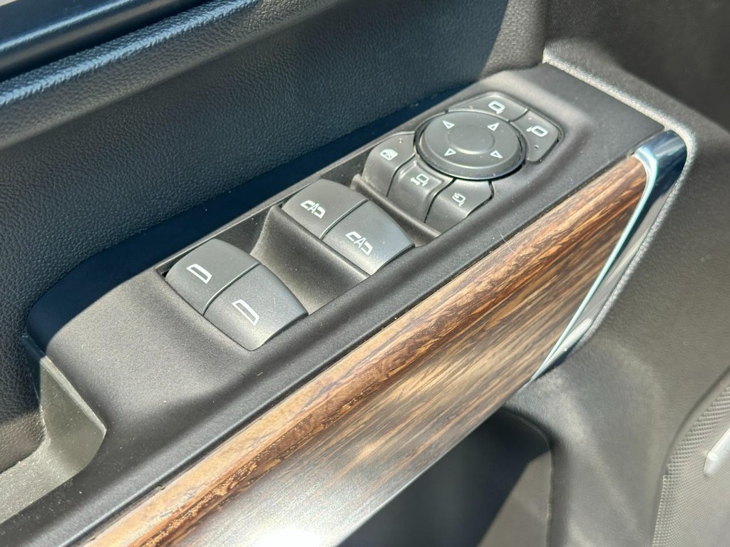 Chevrolet Silverado 2500HD Vehicle Full-screen Gallery Image 17