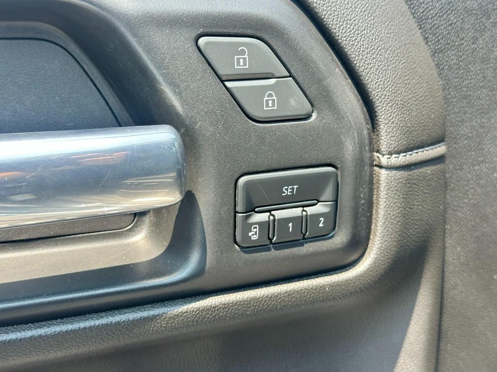 Chevrolet Silverado 2500HD Vehicle Full-screen Gallery Image 18