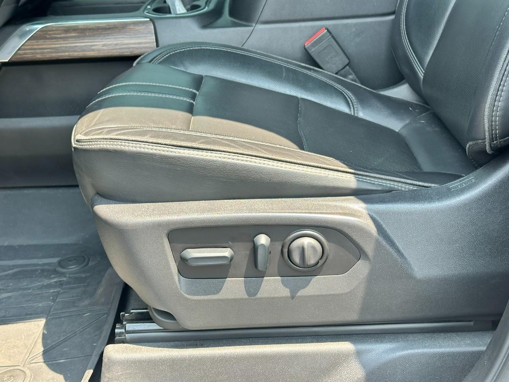 Chevrolet Silverado 2500HD Vehicle Full-screen Gallery Image 19