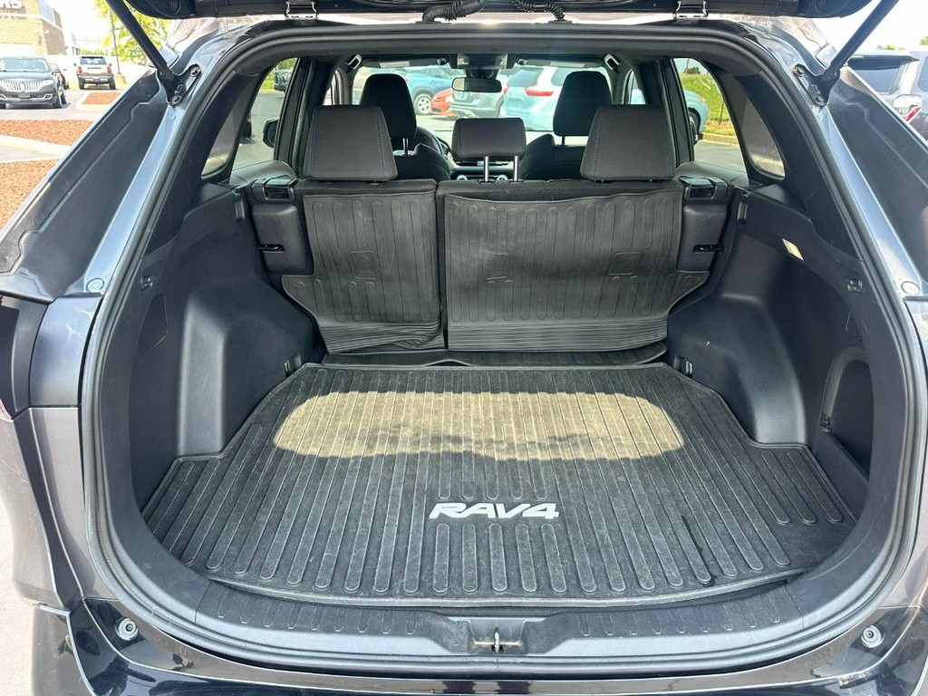 Toyota RAV4 Vehicle Full-screen Gallery Image 06