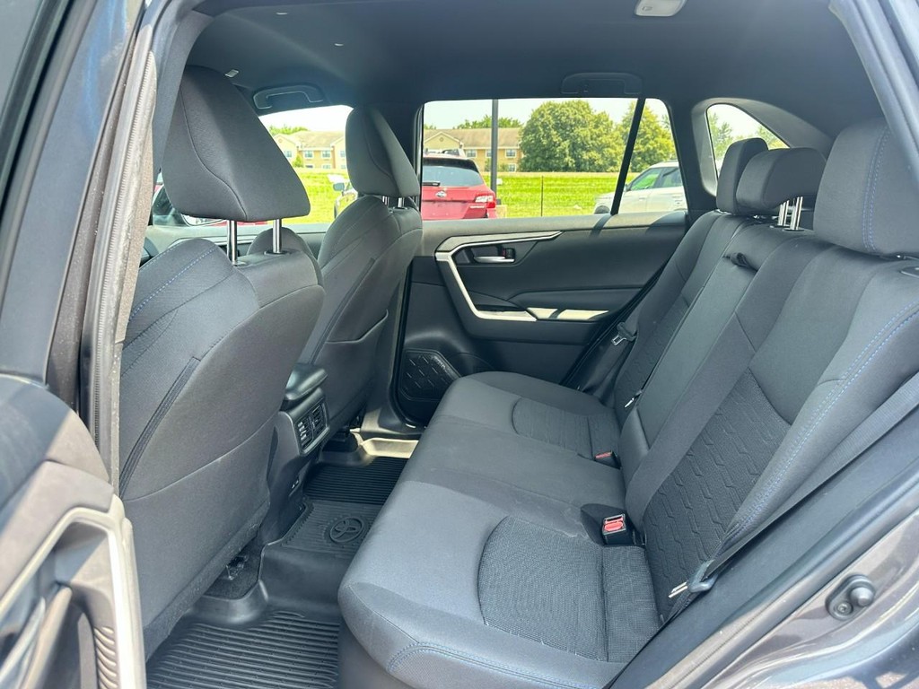 Toyota RAV4 Vehicle Full-screen Gallery Image 11