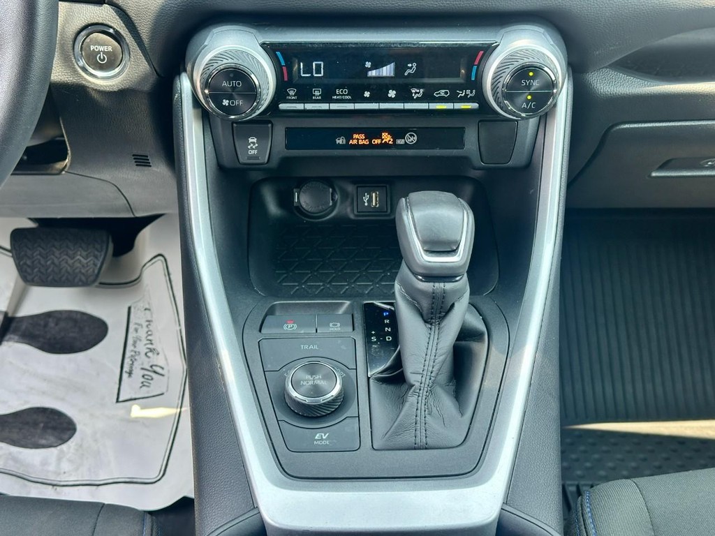 Toyota RAV4 Vehicle Full-screen Gallery Image 14