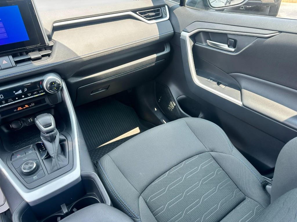 Toyota RAV4 Vehicle Full-screen Gallery Image 15