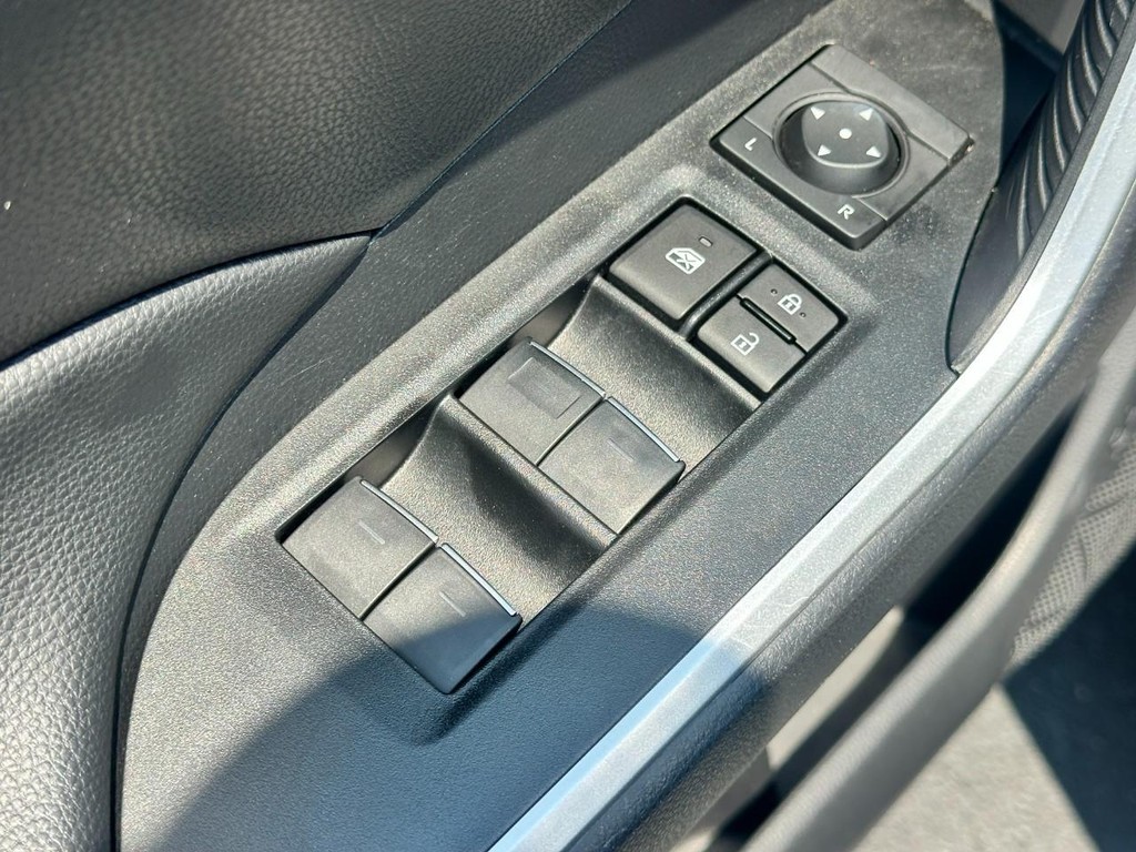 Toyota RAV4 Vehicle Full-screen Gallery Image 16