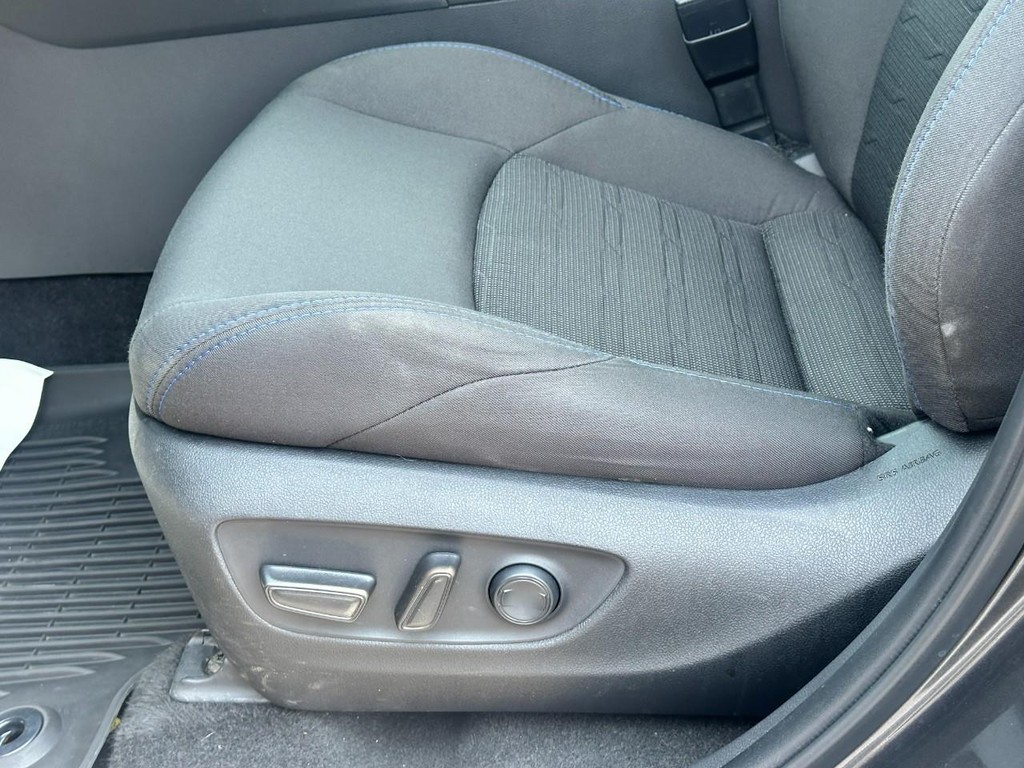 Toyota RAV4 Vehicle Full-screen Gallery Image 17