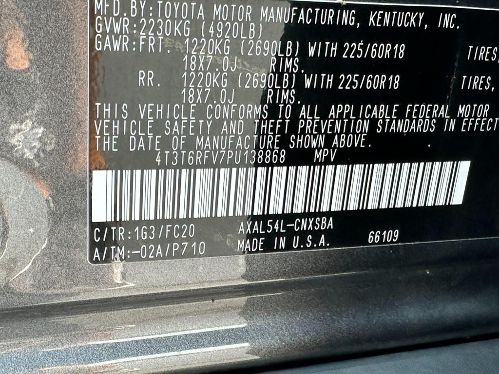 Toyota RAV4 Vehicle Full-screen Gallery Image 22