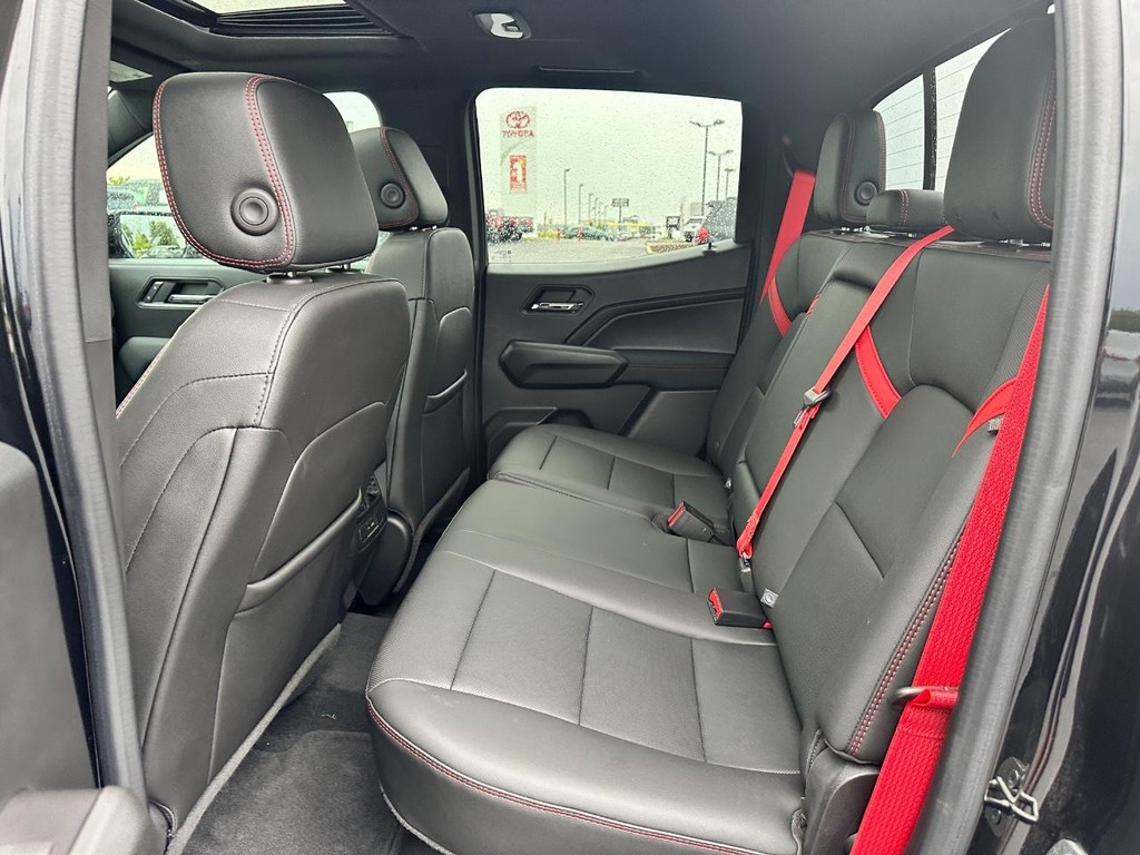 Chevrolet Colorado Vehicle Full-screen Gallery Image 10