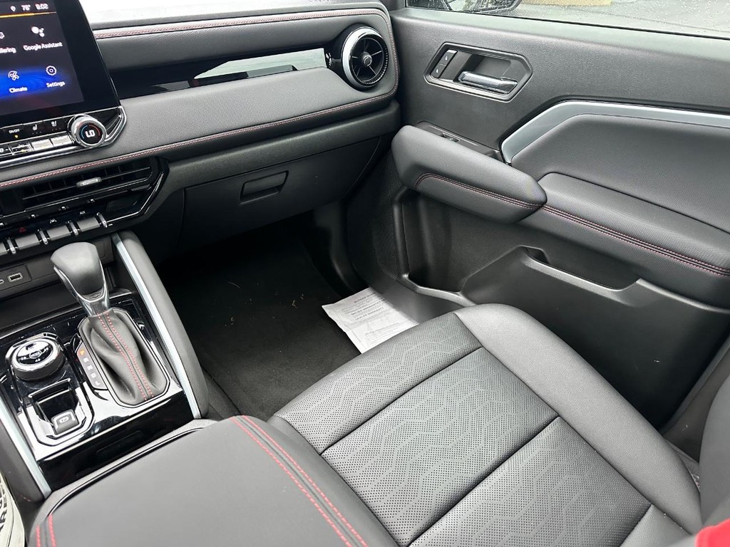 Chevrolet Colorado Vehicle Full-screen Gallery Image 16