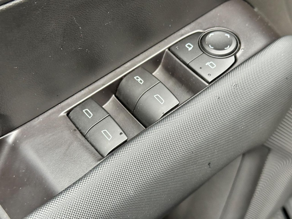 Chevrolet Colorado Vehicle Full-screen Gallery Image 17