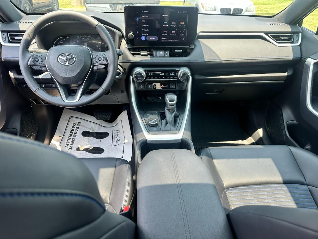 Toyota RAV4 Vehicle Full-screen Gallery Image 03