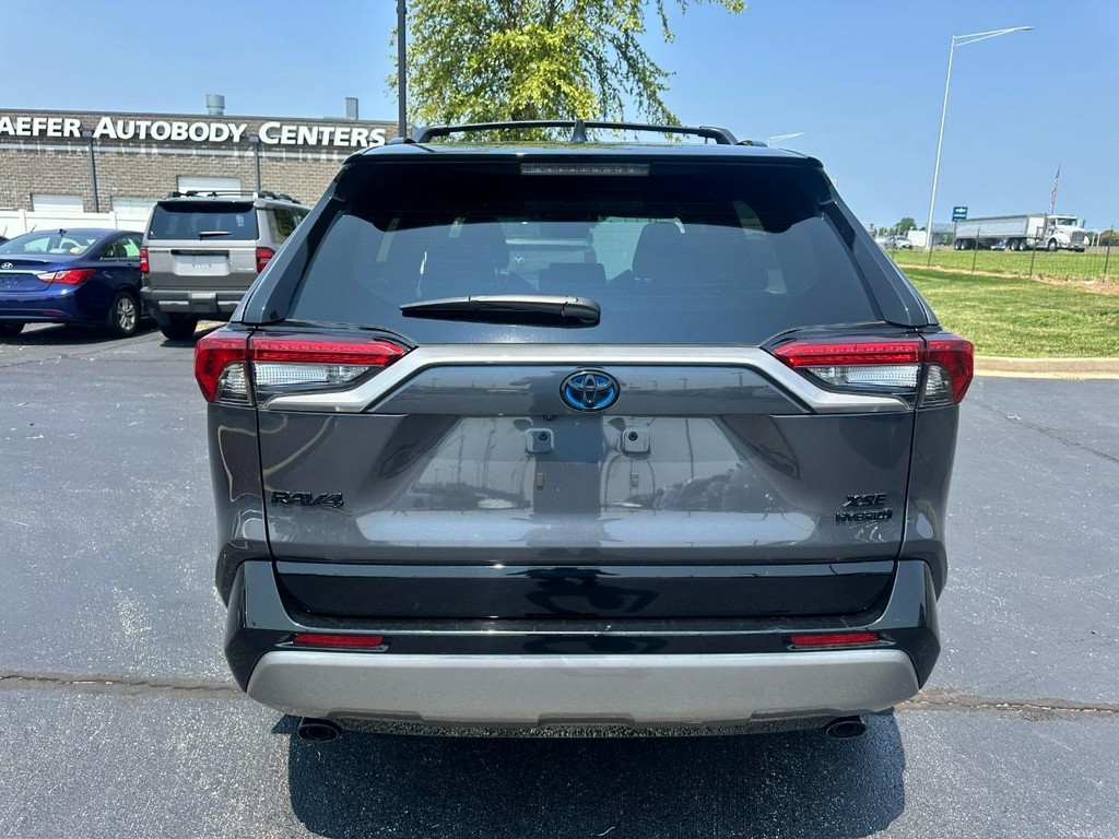 Toyota RAV4 Vehicle Full-screen Gallery Image 05