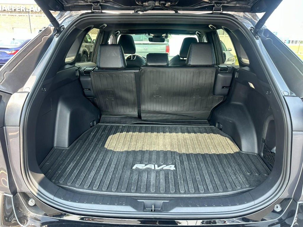 Toyota RAV4 Vehicle Full-screen Gallery Image 06