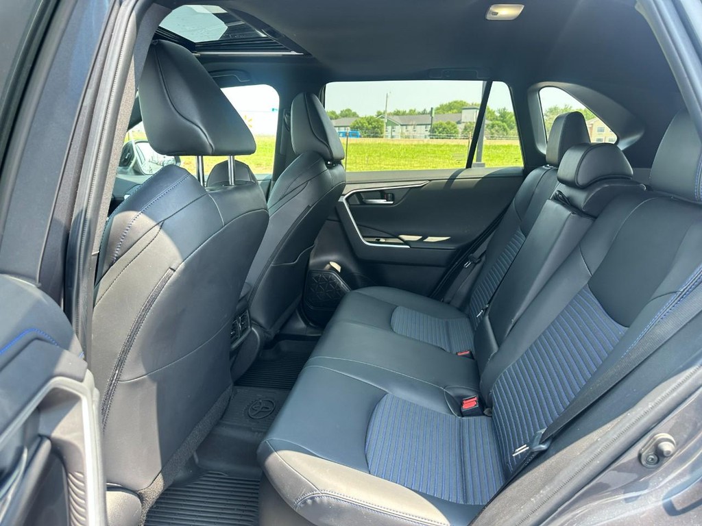 Toyota RAV4 Vehicle Full-screen Gallery Image 11