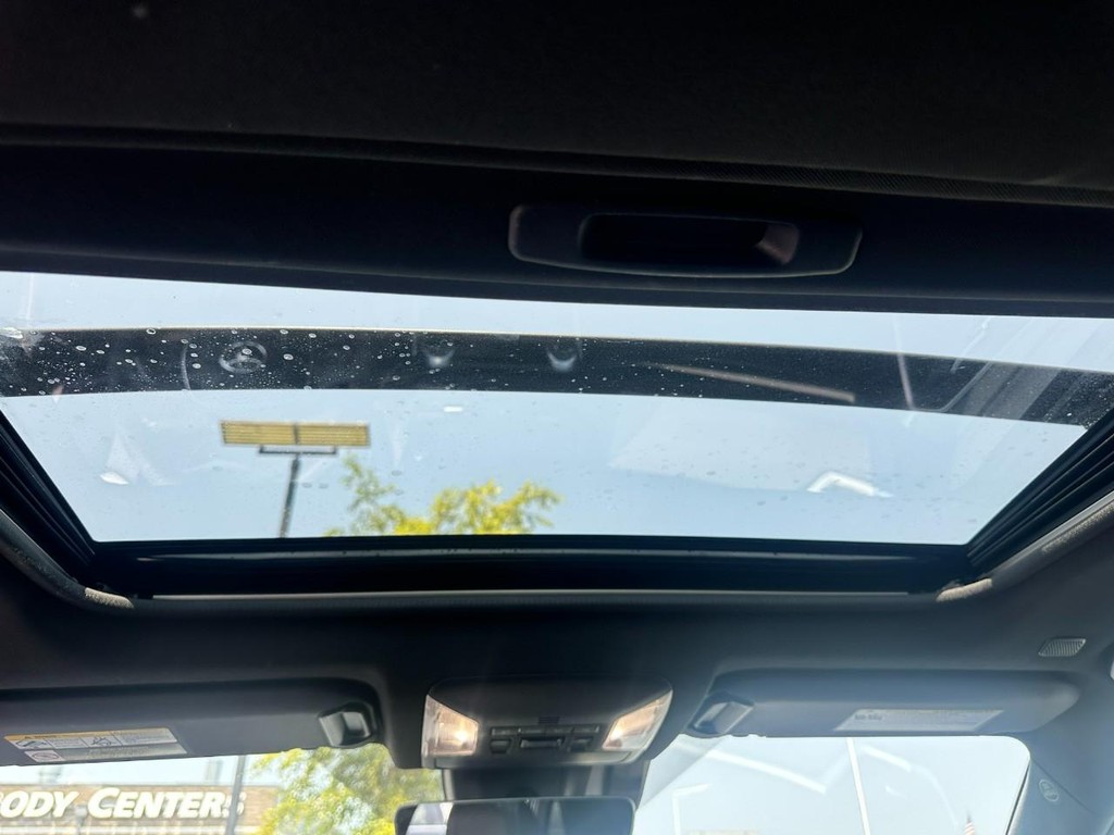 Toyota RAV4 Vehicle Full-screen Gallery Image 12