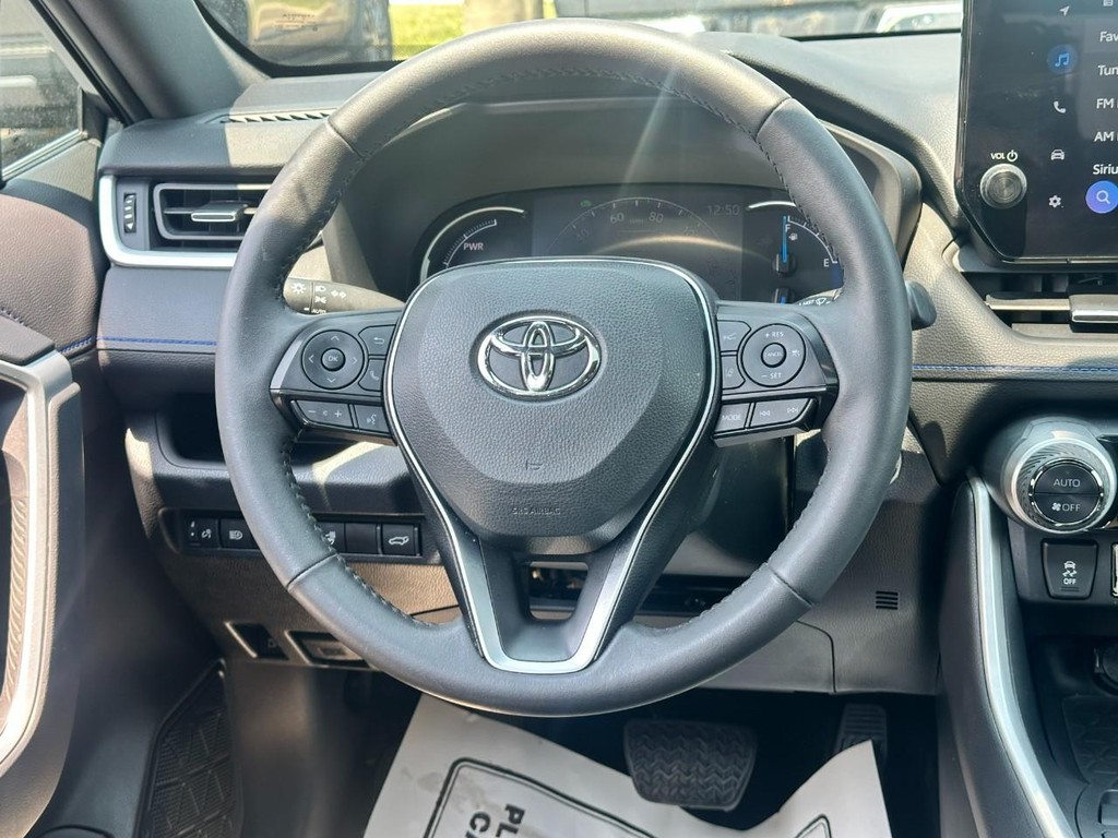 Toyota RAV4 Vehicle Full-screen Gallery Image 13
