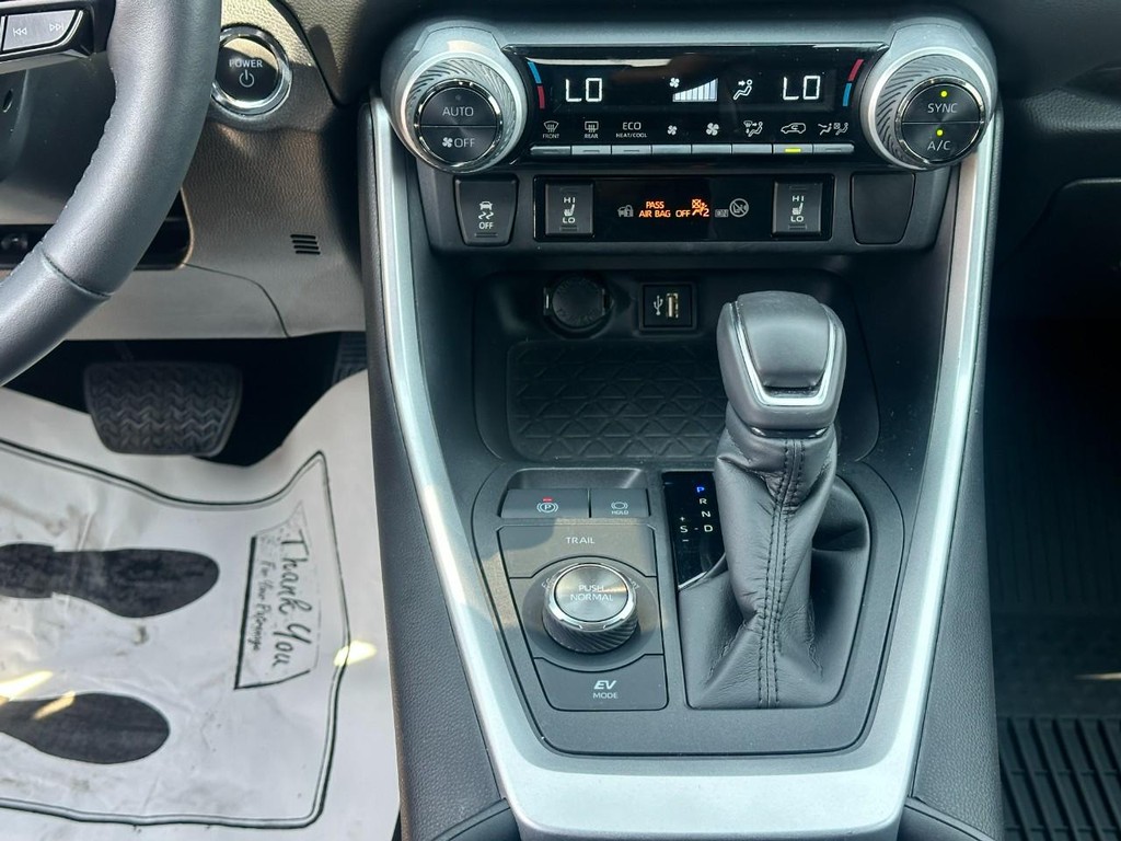 Toyota RAV4 Vehicle Full-screen Gallery Image 15