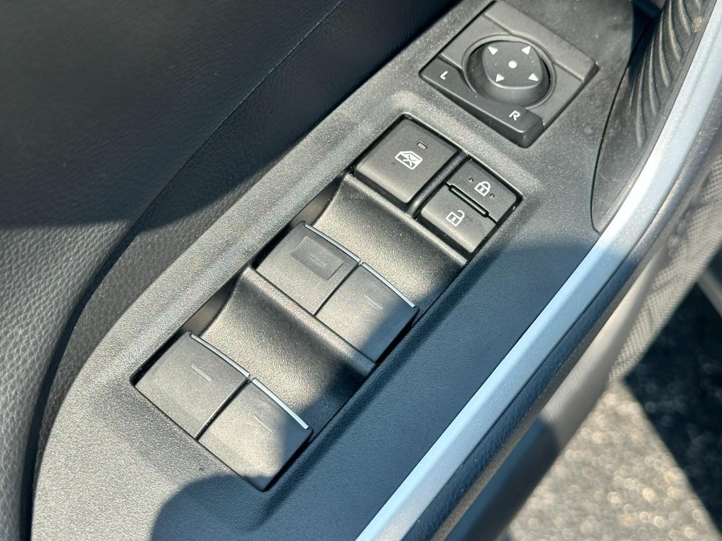 Toyota RAV4 Vehicle Full-screen Gallery Image 17