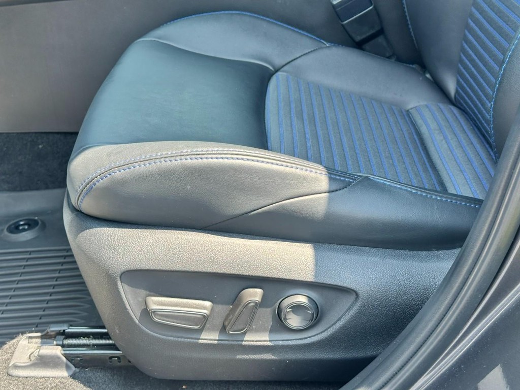 Toyota RAV4 Vehicle Full-screen Gallery Image 18
