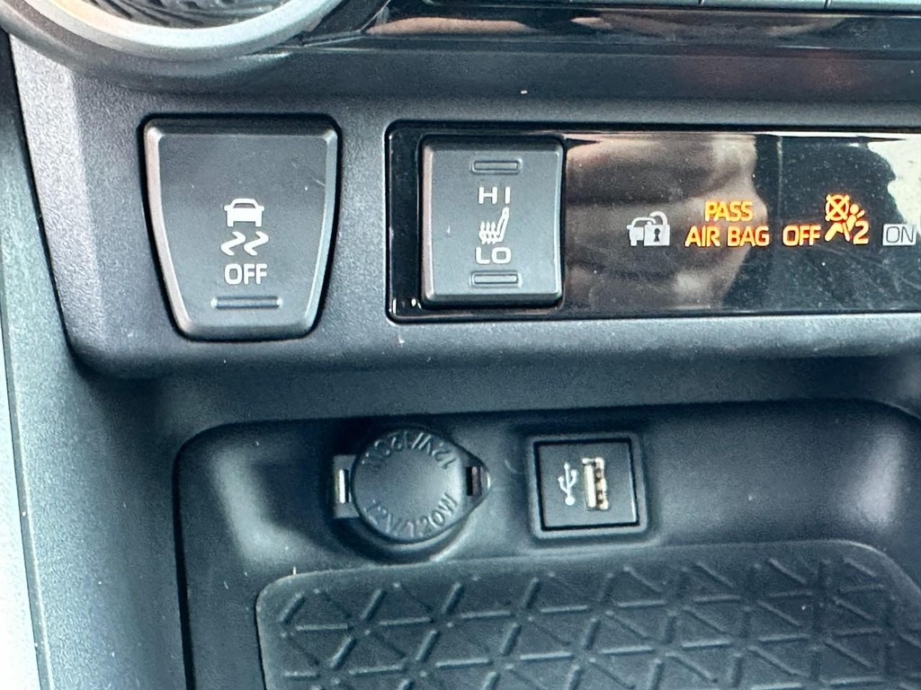 Toyota RAV4 Vehicle Full-screen Gallery Image 22