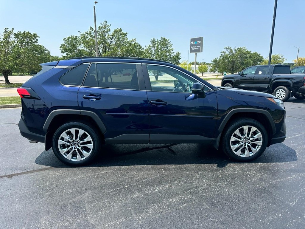 Toyota RAV4 Vehicle Full-screen Gallery Image 02
