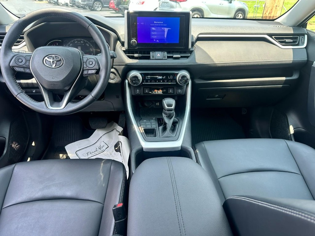 Toyota RAV4 Vehicle Full-screen Gallery Image 03