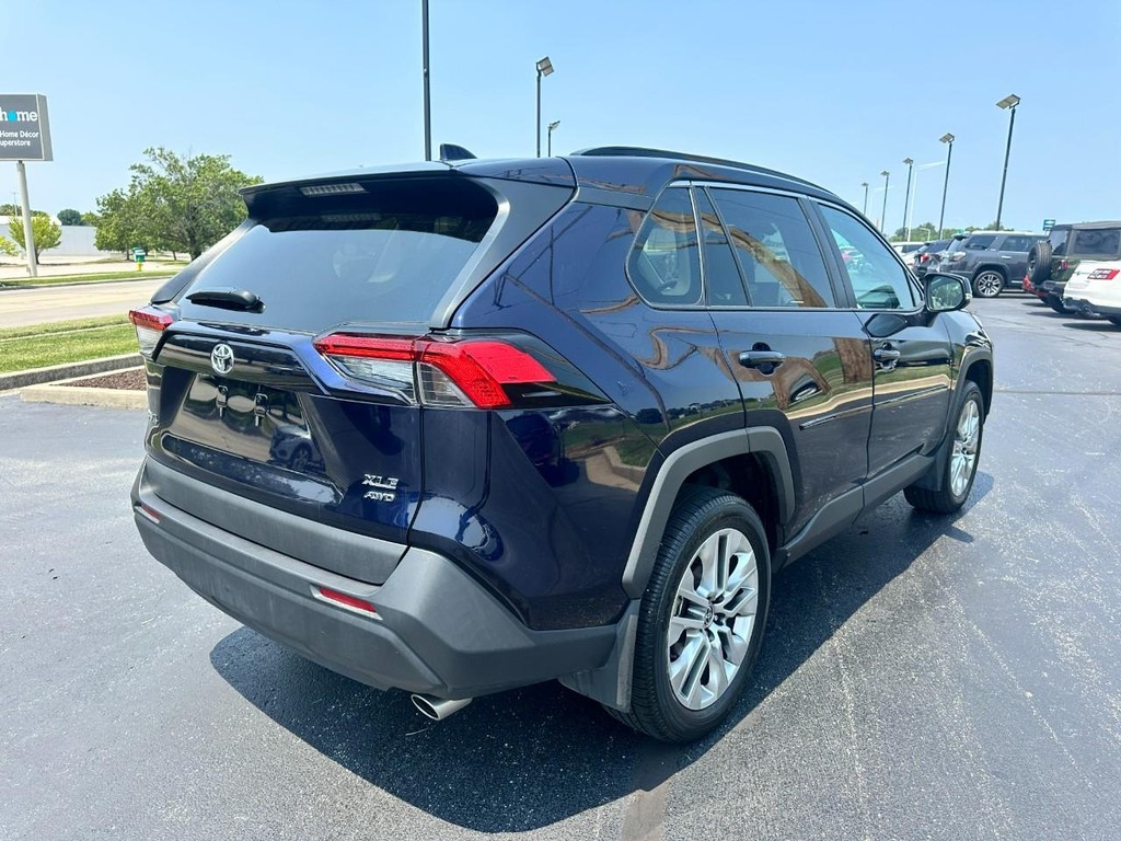 Toyota RAV4 Vehicle Full-screen Gallery Image 04