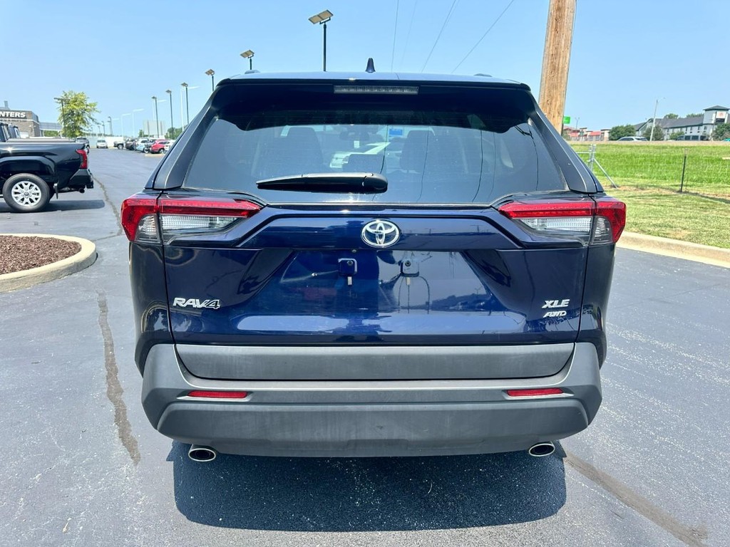 Toyota RAV4 Vehicle Full-screen Gallery Image 05