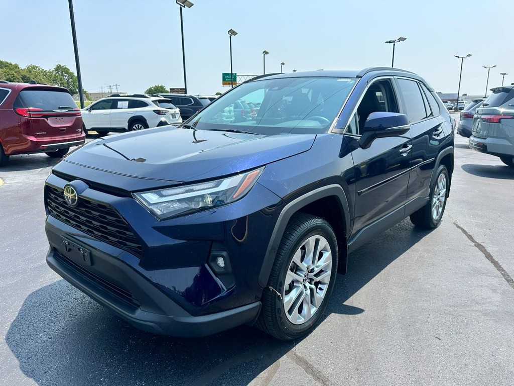 Toyota RAV4 Vehicle Full-screen Gallery Image 09