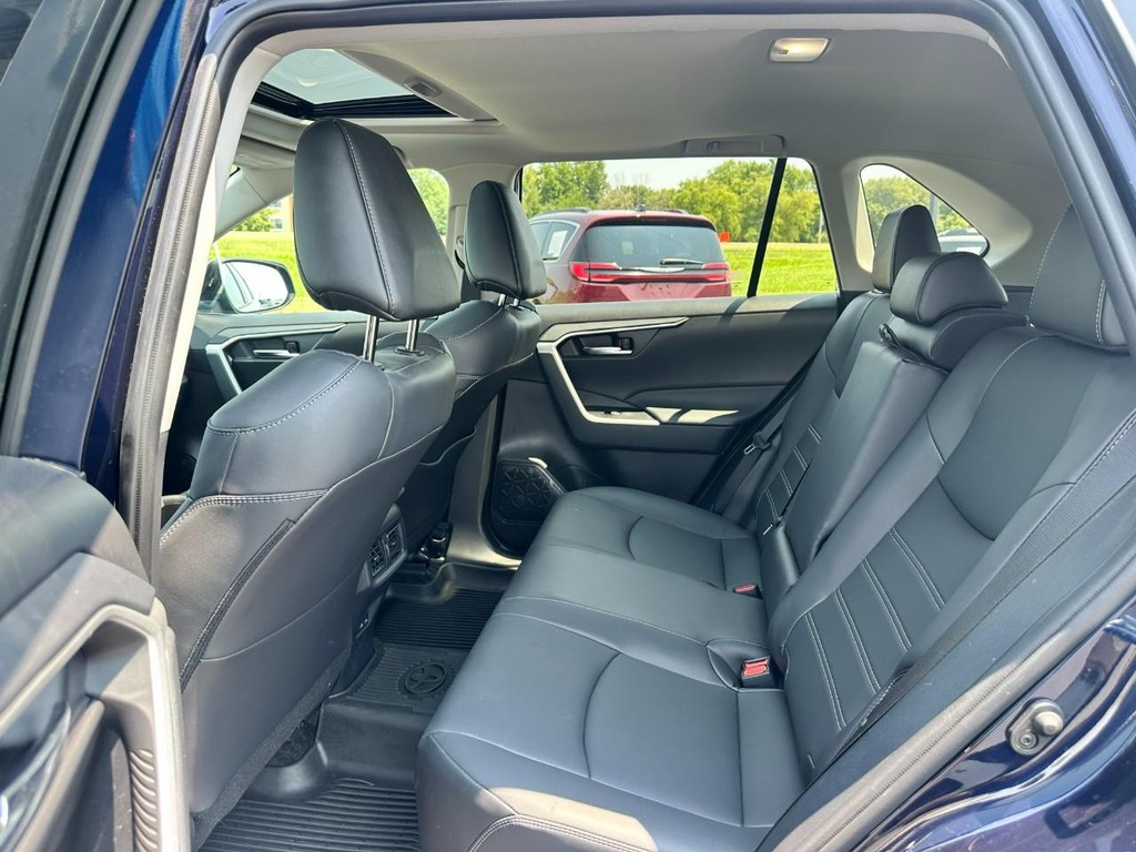 Toyota RAV4 Vehicle Full-screen Gallery Image 11