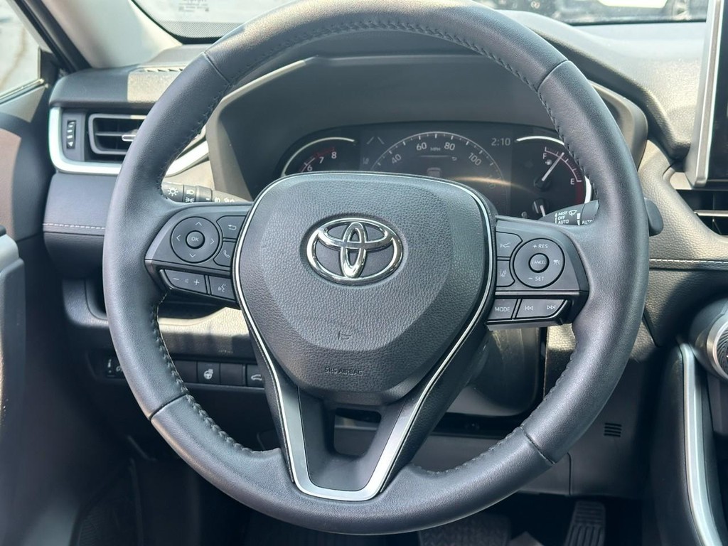 Toyota RAV4 Vehicle Full-screen Gallery Image 13