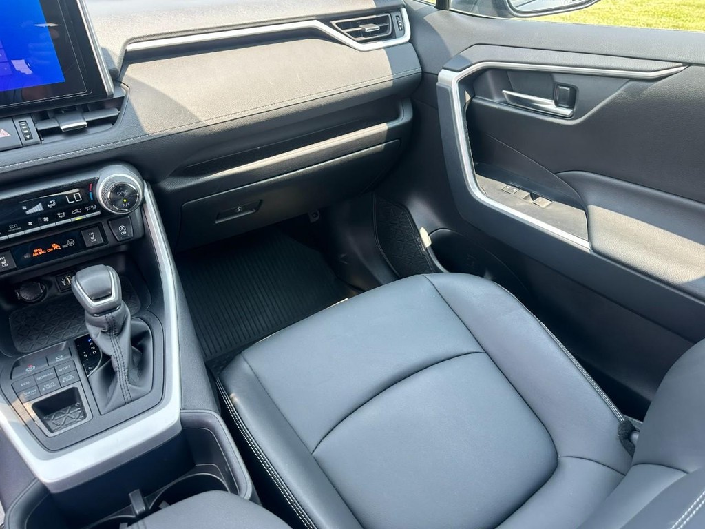 Toyota RAV4 Vehicle Full-screen Gallery Image 16