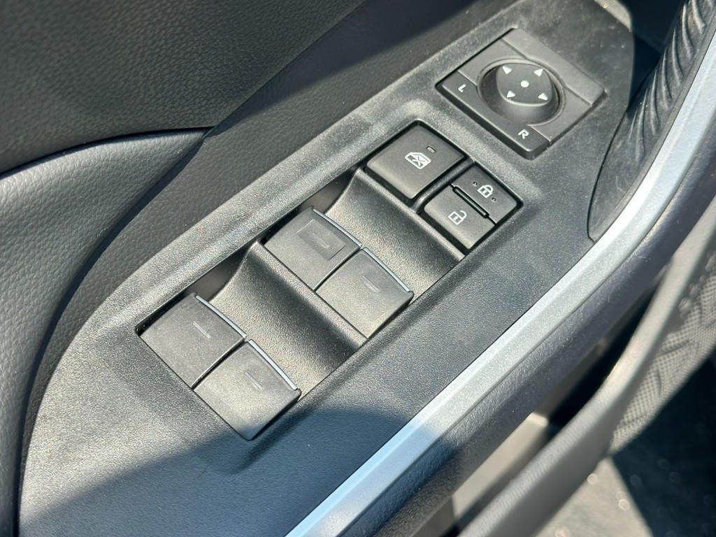Toyota RAV4 Vehicle Full-screen Gallery Image 17