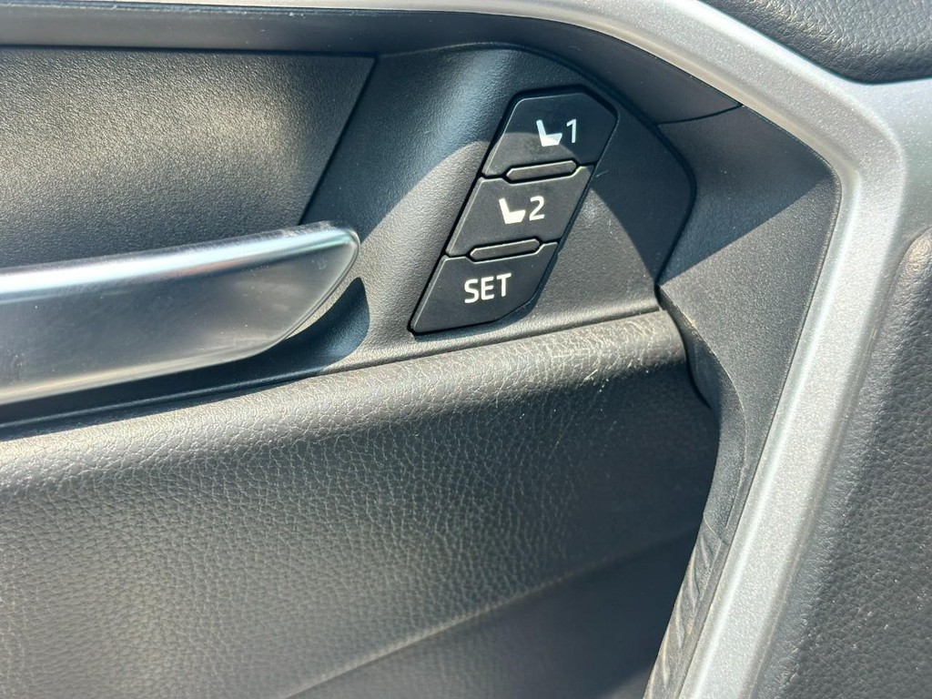 Toyota RAV4 Vehicle Full-screen Gallery Image 18