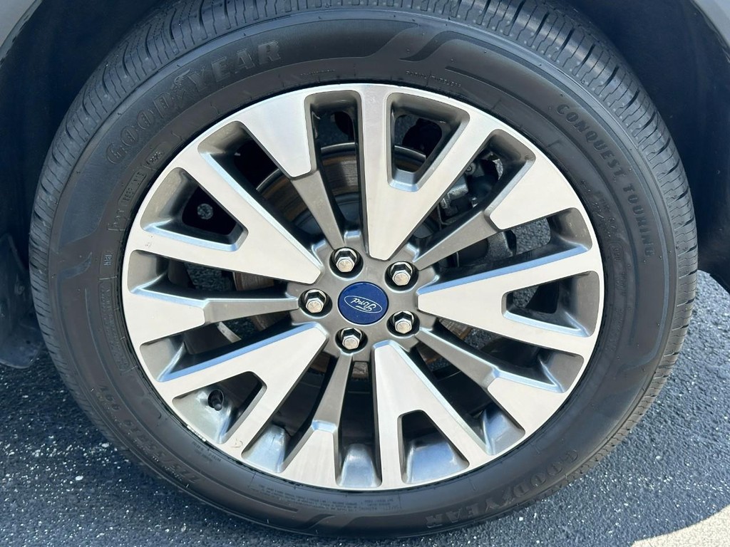 Ford Escape Vehicle Full-screen Gallery Image 07