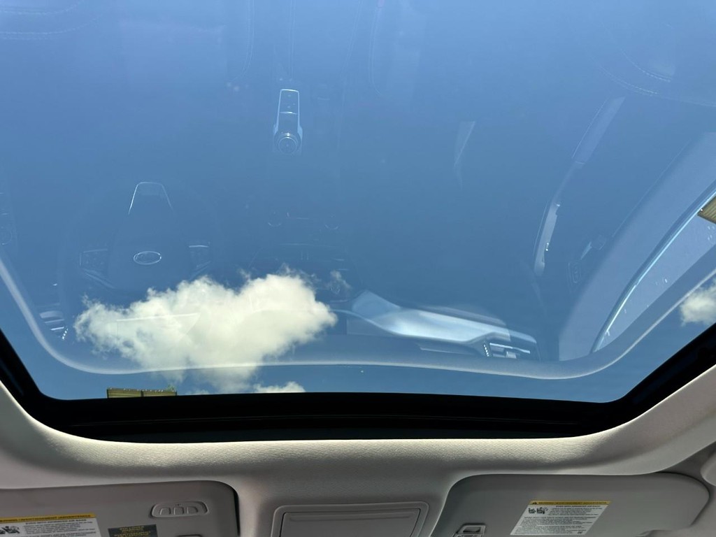 Ford Escape Vehicle Full-screen Gallery Image 12