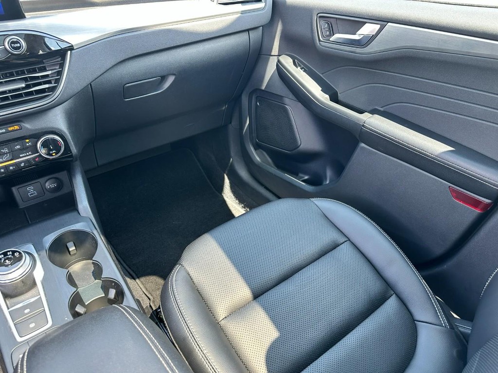 Ford Escape Vehicle Full-screen Gallery Image 16