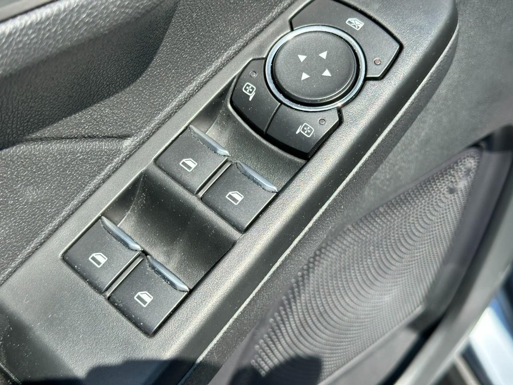 Ford Escape Vehicle Full-screen Gallery Image 17