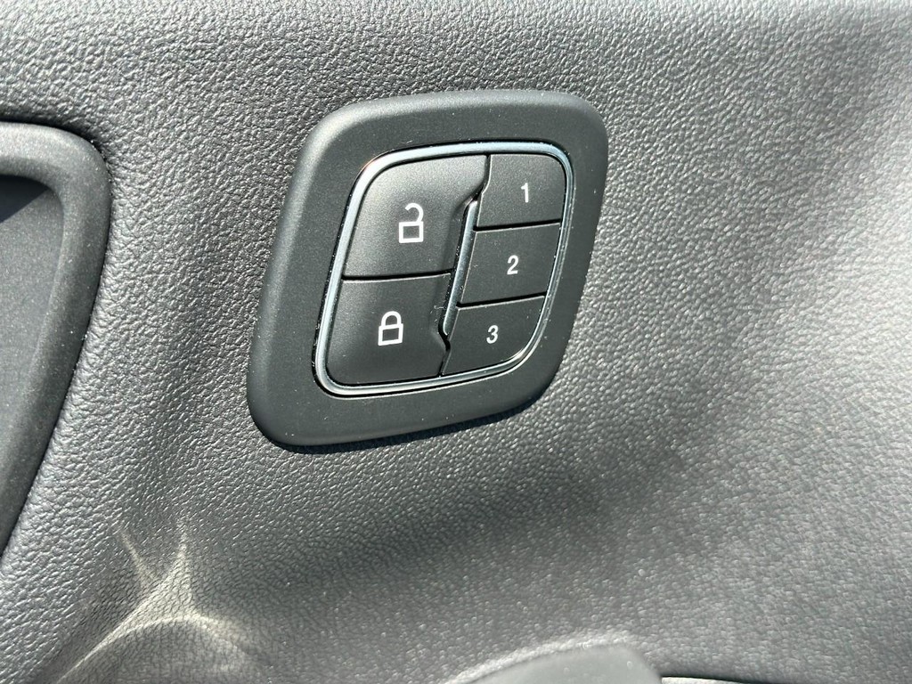 Ford Escape Vehicle Full-screen Gallery Image 18