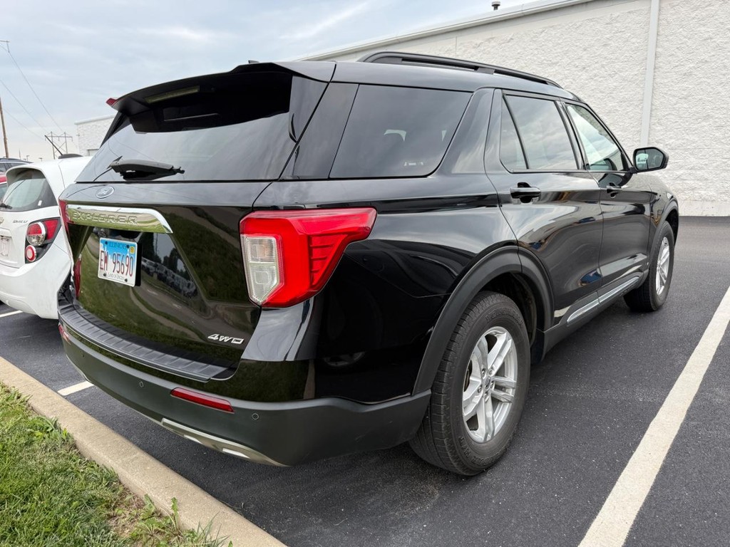 Ford Explorer Vehicle Full-screen Gallery Image 02