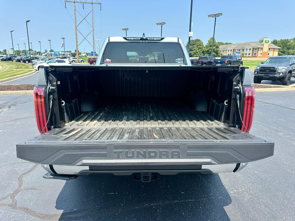 Toyota Tundra 4WD Vehicle Full-screen Gallery Image 06