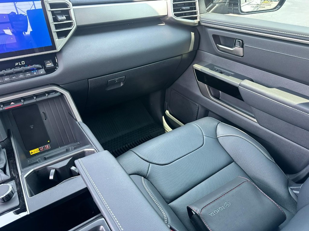Toyota Tundra 4WD Vehicle Full-screen Gallery Image 16